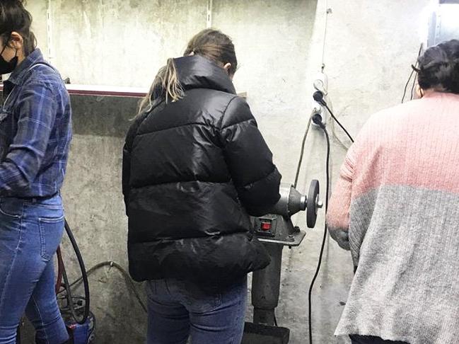 Anneleri ölünce hayatlari değişti! Üç kiz kardeş 'yapamazlar' denileni yapti