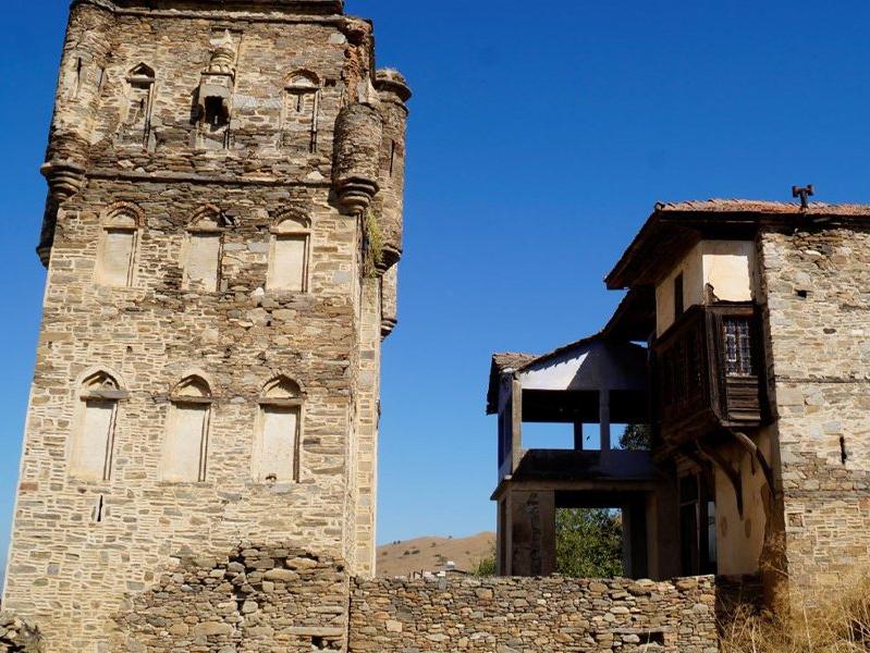 Muhteşem bir yapı, hem konak, hem kule: Arpaz Kalesi