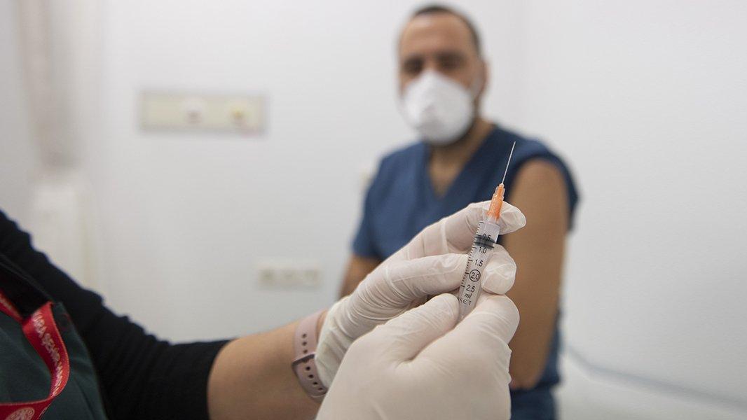 'Aşılamada en kuvvetli antikor düzeyi, ikinci aşıdan 3 hafta sonra'