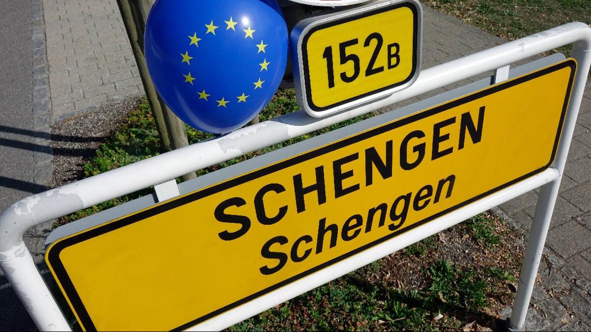 Schengen Bölgesi'ne vizesiz seyahat yeniden gündemde... Peki bu mümkün mü?