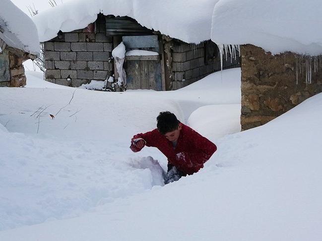 Kar kalınlığı 2 metreyi buldu, evler kayboldu