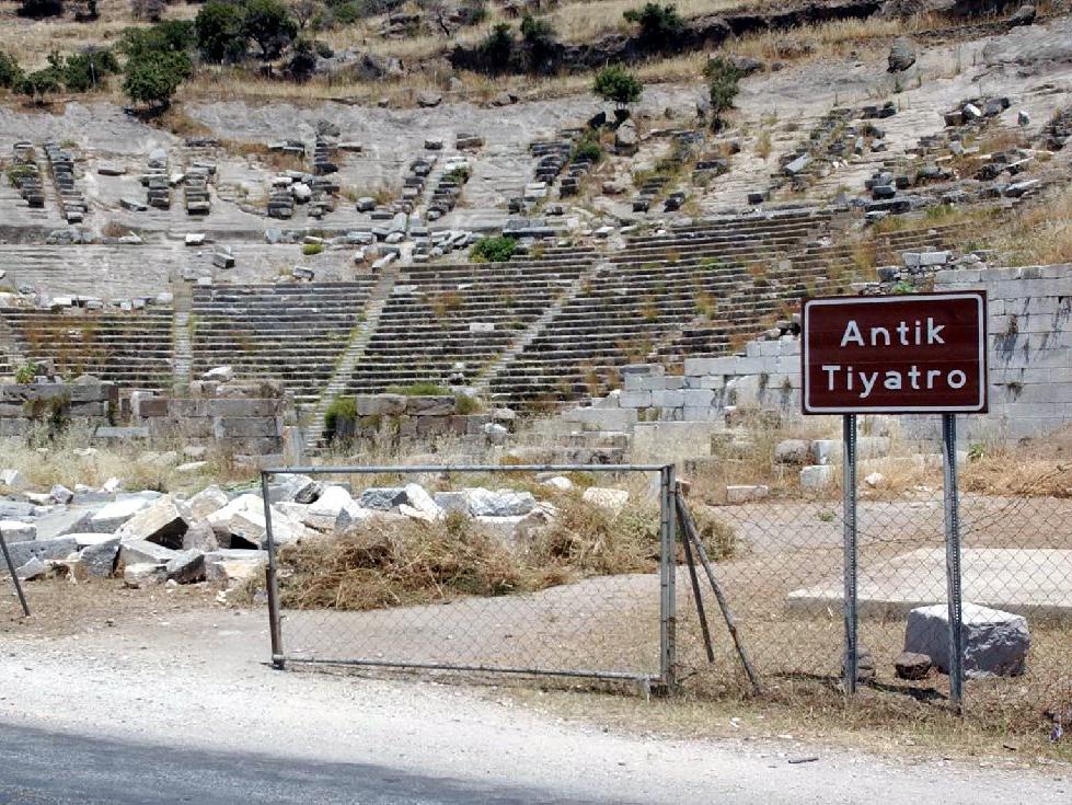 2 bin 400 yıllık antik tiyatroda kaçak kazı
