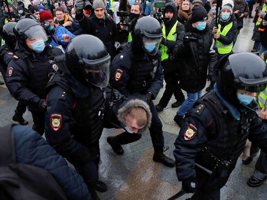 Rusya karıştı... Navalni destekçilerine polisten sert müdahale