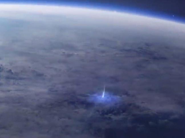 Dünya'dan uzaya yayılan mavi ışık huzmesinin canlandırma görüntüsü yayınlandı