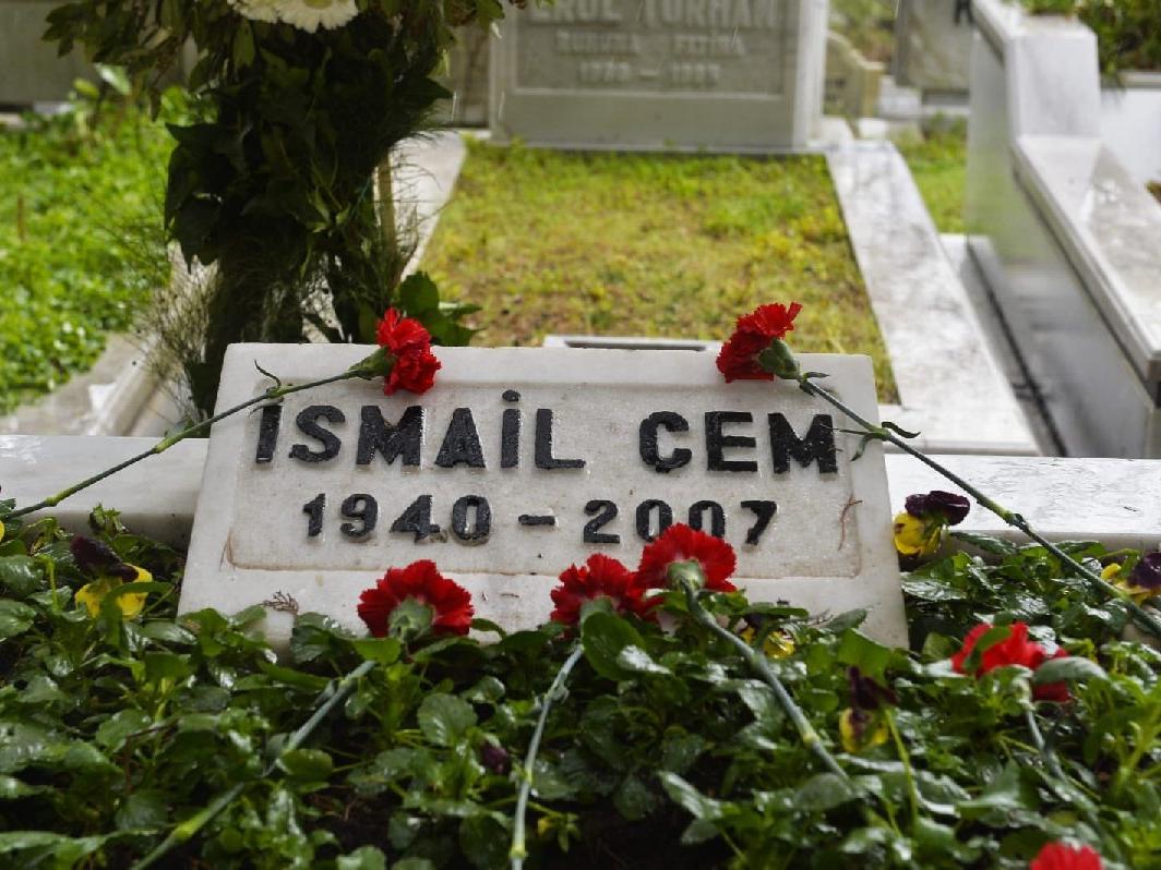 Eski Dışişleri Bakanı İsmail Cem mezarı başında anıldı