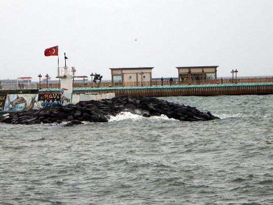 Tekirdağ'da fırtına: Eğitim uçuşları iptal edildi, feribot seferleri aksadı