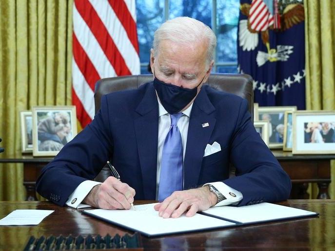 Joe Biden, George Floyd'u hatırlatarak 4 kararnameyi imzaladı