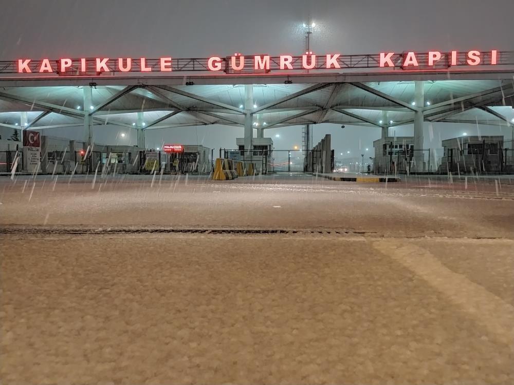 Balkanlar'dan gelen kar yağışı Edirne'den giriş yaptı