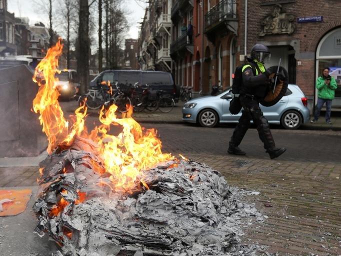 Hollanda'da futbol takımı taraftarları protestoculara karşı sokağa indi