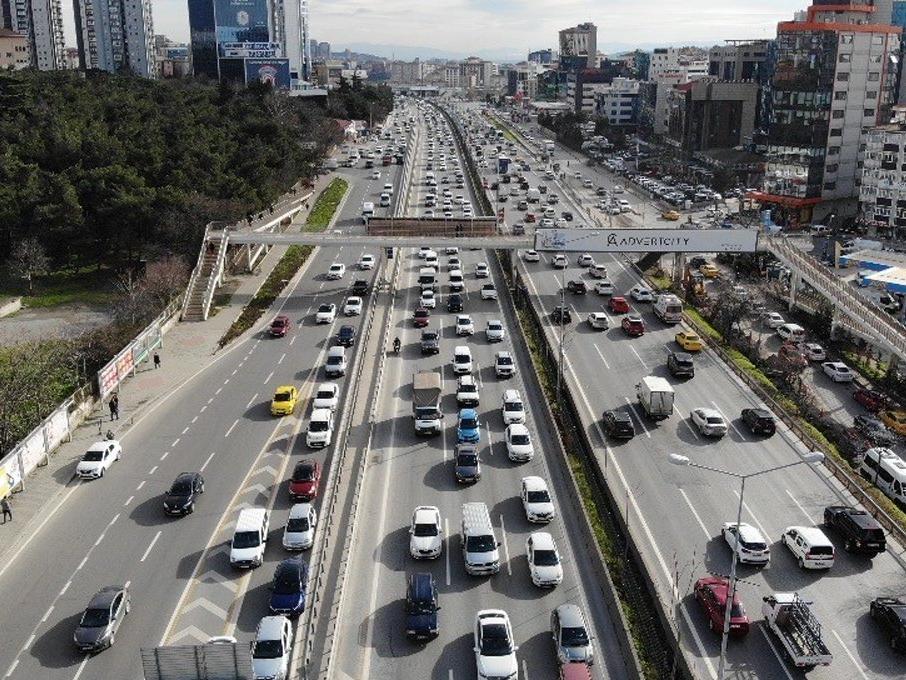 İstanbul'da hafta sonu kısıtlaması öncesi trafik erken saatlerde başladı