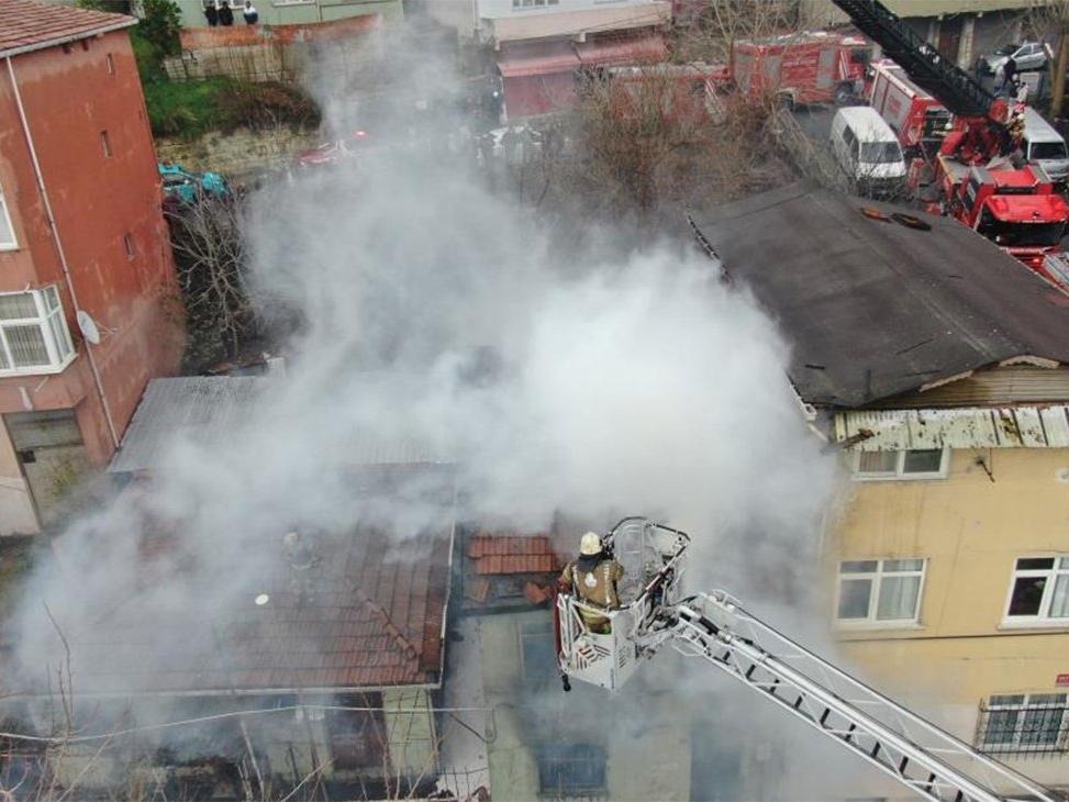 İstanbul'da yangın! Alevler kilometrelerce uzaktan görüldü