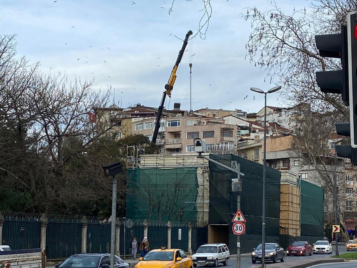 Kasımpaşa'daki tarihi yapının yıkımı devam ediyor