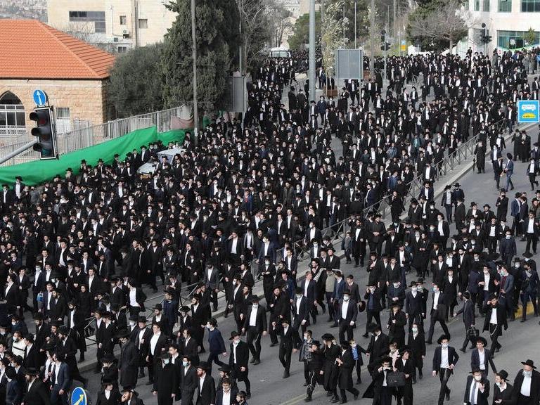 İsrail'de tepki çeken görüntü: Binlerce insan cenazeye katıldı