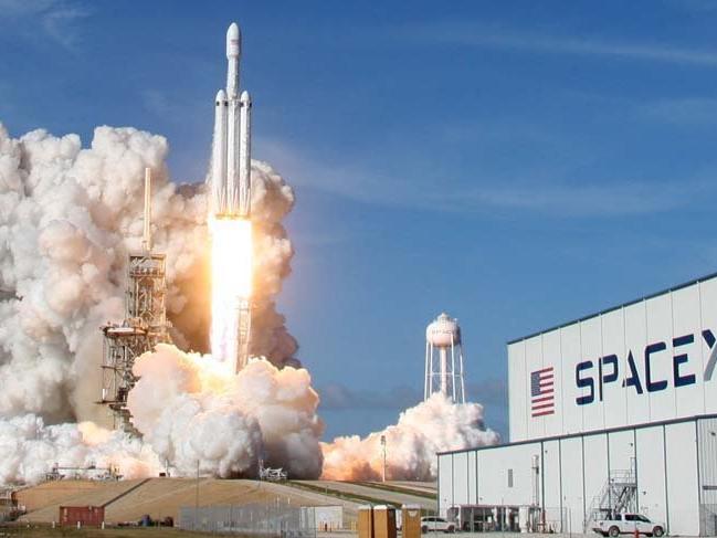 SpaceX'ten ilk 'sivil' uzay görevi için 3 kişi belirlenecek