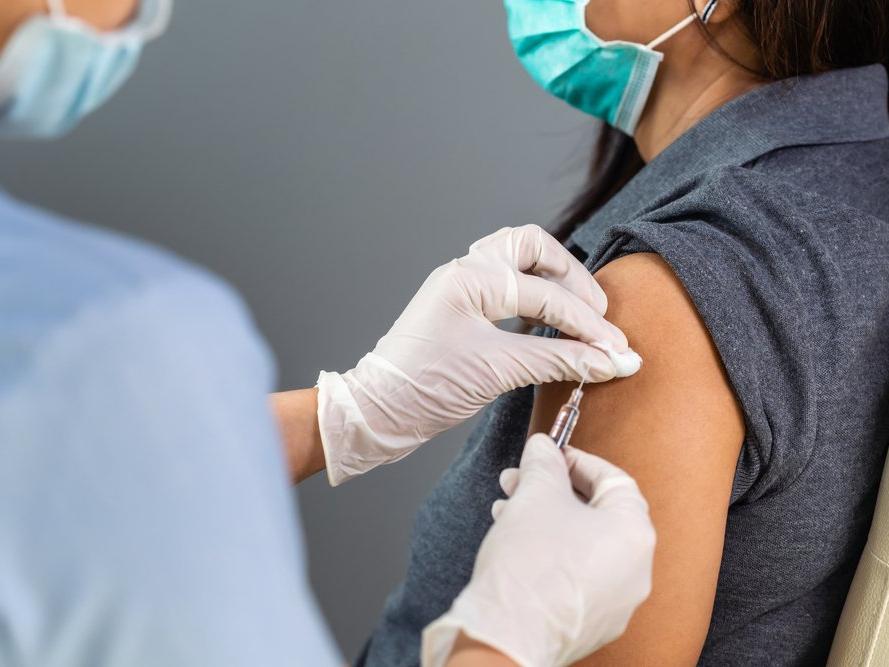 Corona salgınında kritik adım: Yapılan aşı sayısı vakaları geçti