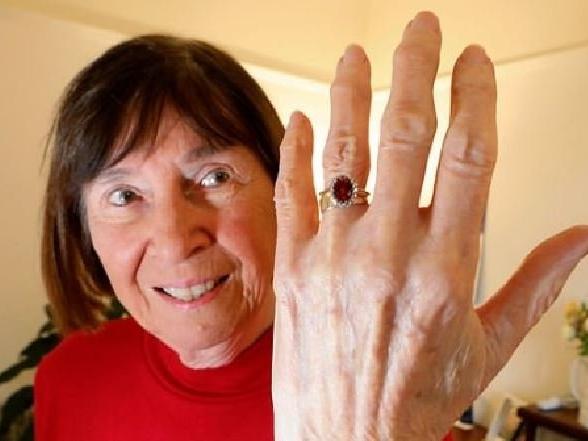 30 yıldır kayıp olan nişan yüzüğüne kavuştu