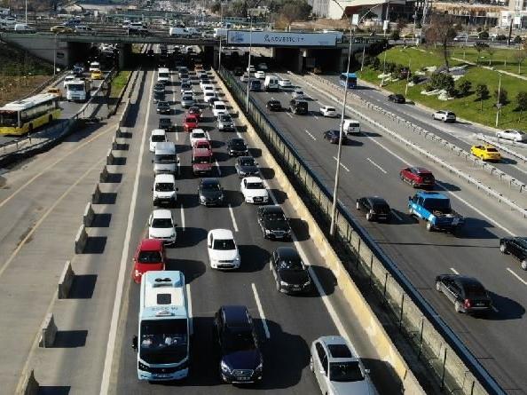 İstanbul’da 56 saatlik kısıtlama öncesi trafik yoğunluğu erken başladı
