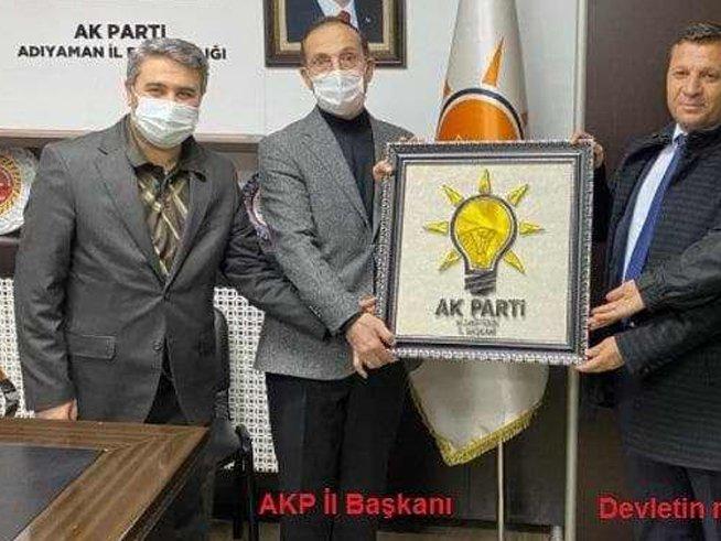 Devletin memurundan, AKP’li başkana AKP logolu hediye