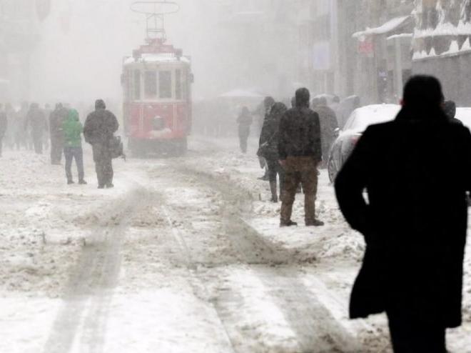 Hava sıcaklıkları 10 derece düşecek, İstanbul’a kar geri dönüyor