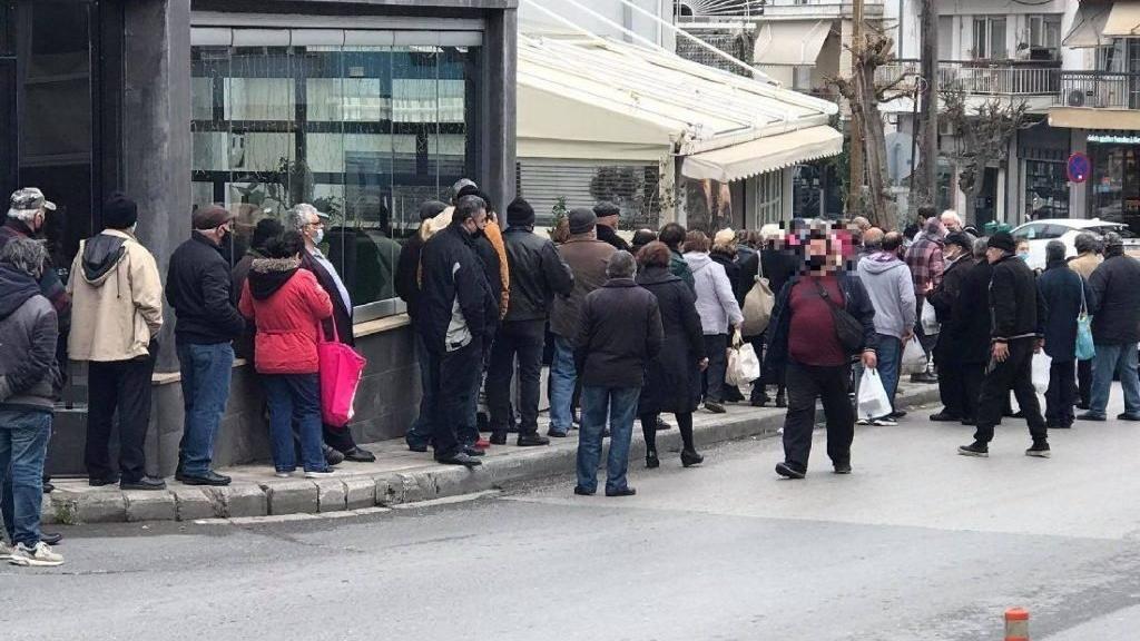 Yunanistan'da tepki çeken görüntü: Bir tabak yemek için kuyruk oldular