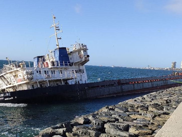 103 metrelik gemi 13 gündür kurtarılmayı bekliyor