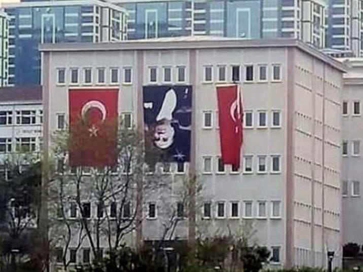 Atatürk resmini ters asan üniversite dev heykel yaptırdı