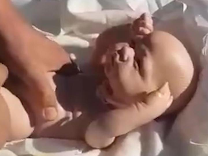 Çocukları ölü doğan aileye şok: Kefenden oyuncak bebek çıktı