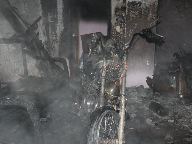 Tamir ettiği motosikleti çalıştırınca iş yeri yandı