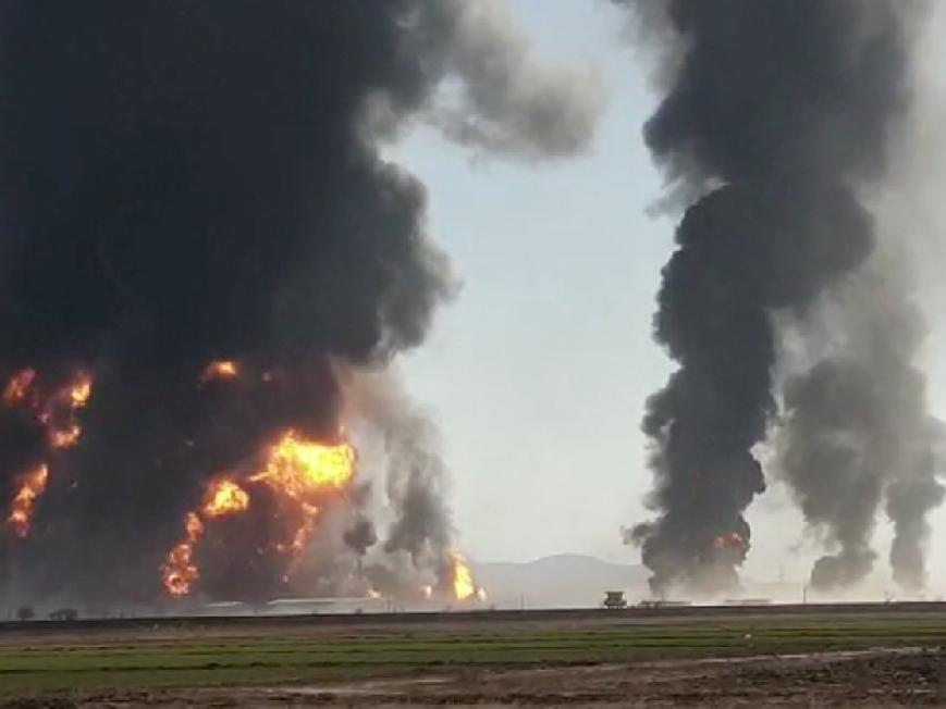 Afganistan'da akaryakıt yüklü tanker ve TIR patladı