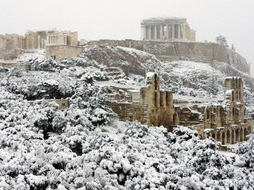 Yunanistan son 12 yılın en soğuk kışına teslim oldu