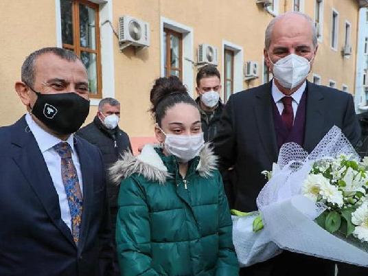 Bu kez de Vali, AKP'li Kurtulmuş'u kapıda çiçekle karşıladı