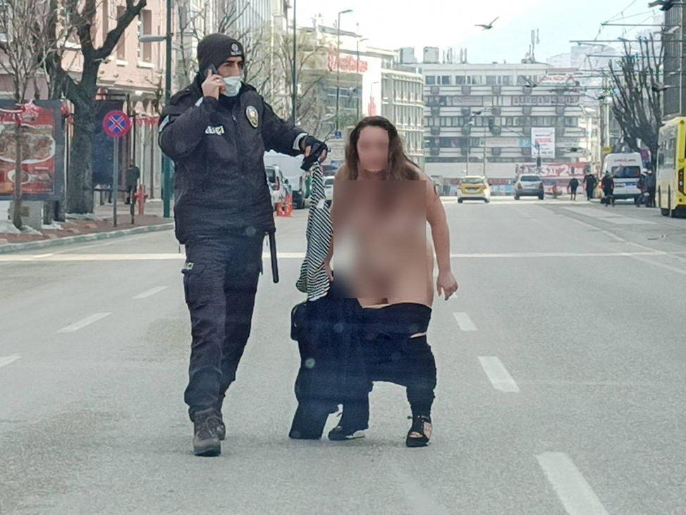 Polis kontrol noktasında ilginç olay! Genç kadın çırılçıplak soyundu ve koşmaya başladı