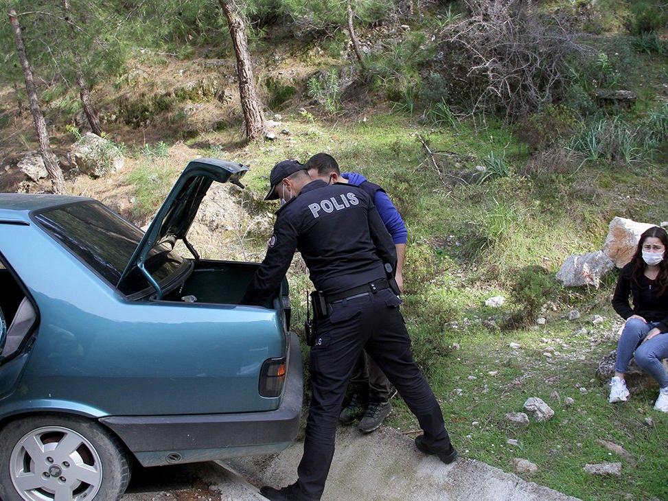 Polisi görünce kız arkadaşını araçta bırakıp dağa kaçtı