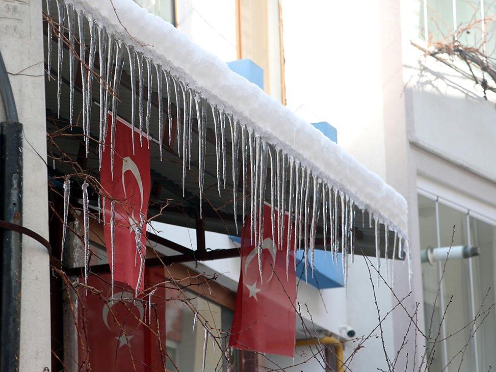 İşte Türkiye'nin en soğuk yeri! Göller buz tuttu, dev sarkıtlar oluştu...