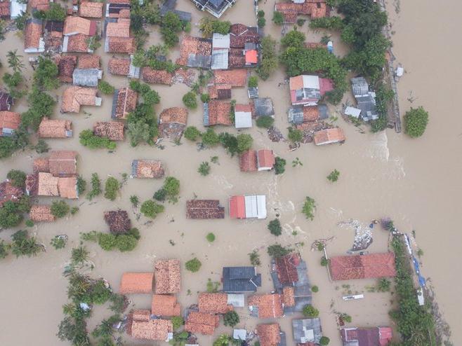 Jakarta'da sel felaketi: 5 kişi boğuldu sel suları 1.8 metre yükseldi