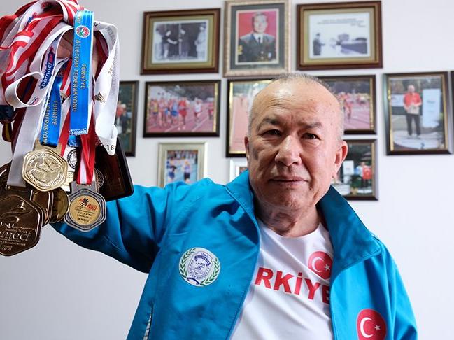 72 yaşındaki emekli astsubay atletizmde Türkiye rekorları kırıyor