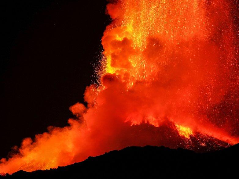 Etna yanardağı yine patladı