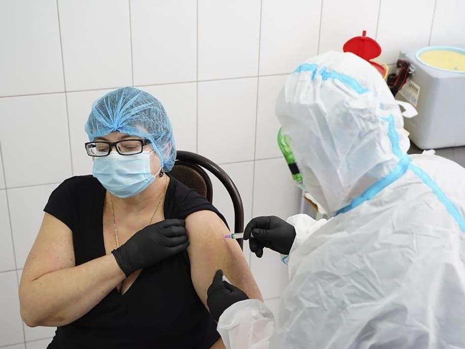 Ukrayna’da ilk corona aşısı bir doktora yapıldı
