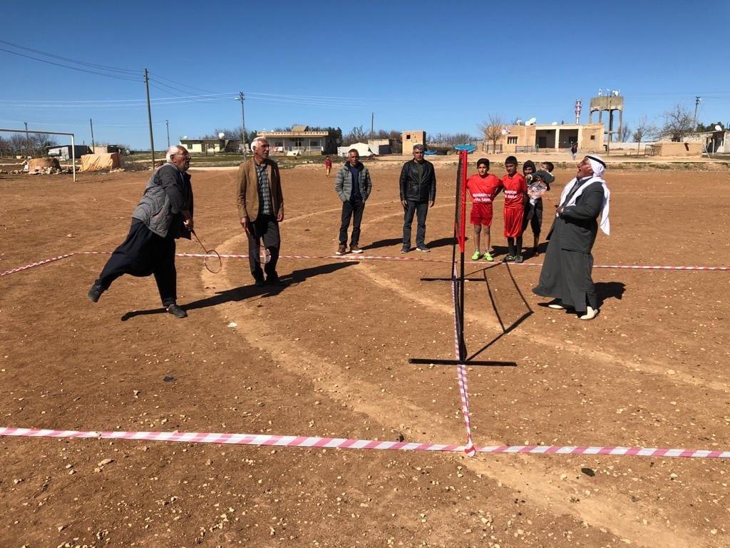 Mardin’de köylülerden şalvarlı ve fistanlı badminton maçı