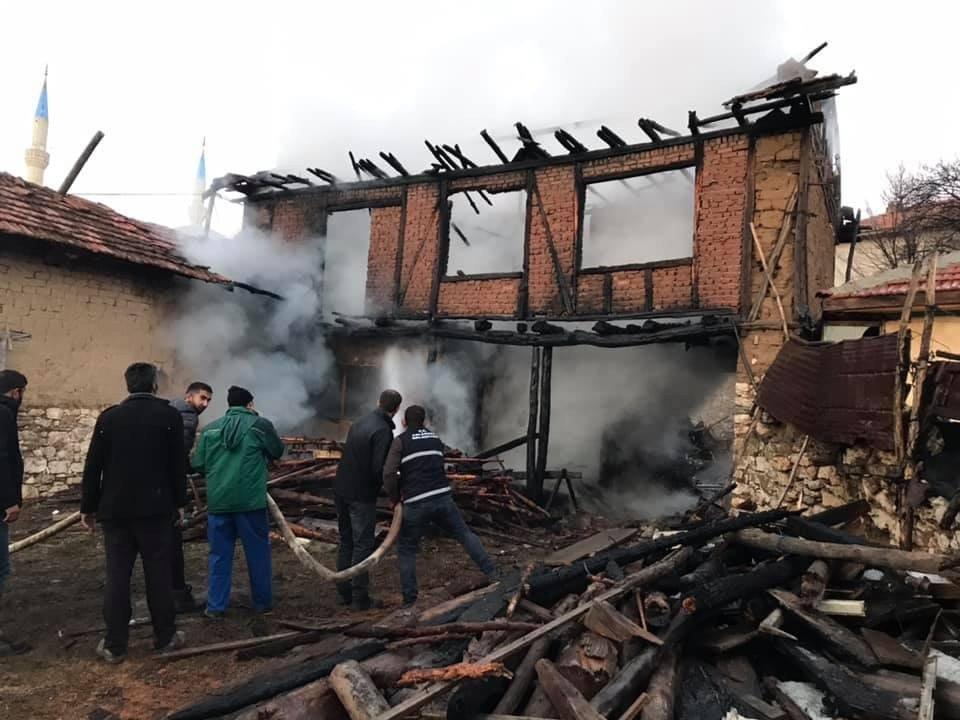 Mangal yaparken iki katlı evini yaktı