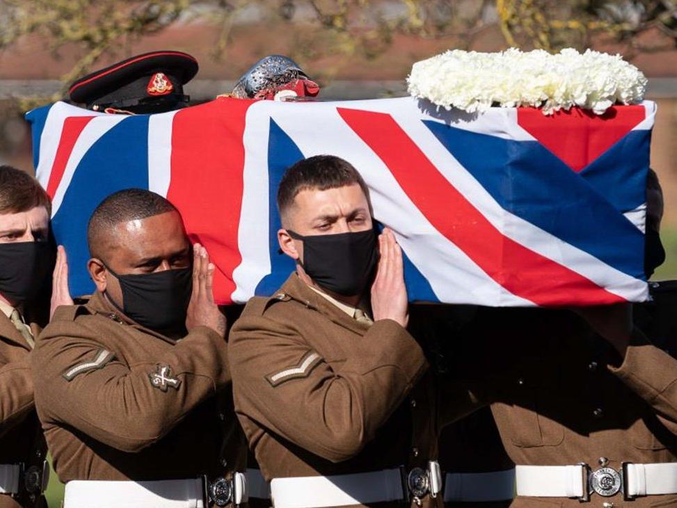 İngiltere'de Covid-19 ile mücadelenin simge ismi Yüzbaşı Moore için cenaze töreni