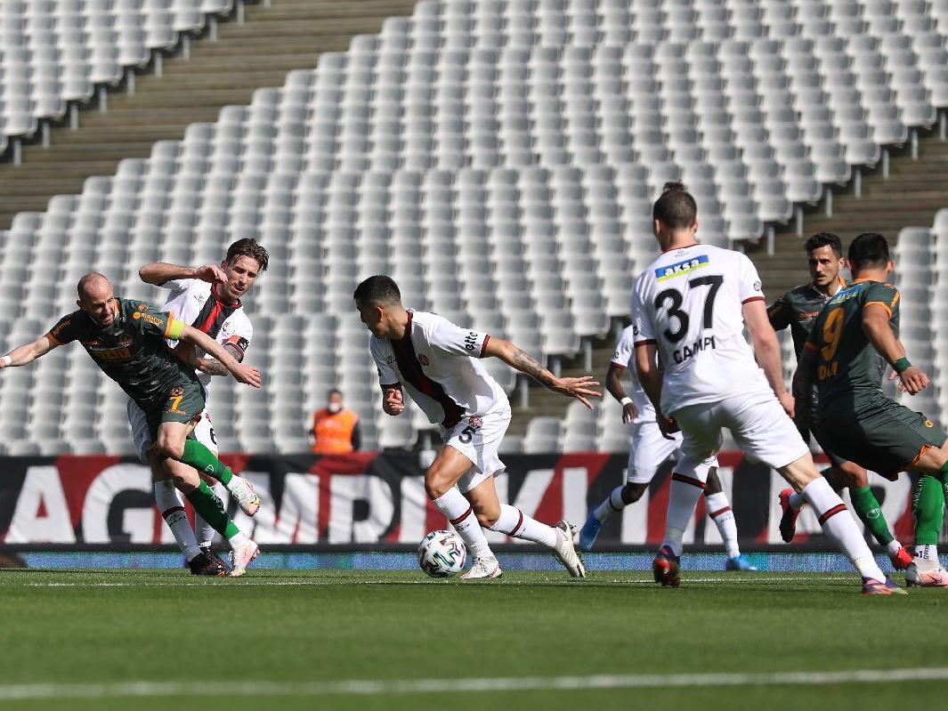 Fatih Karagümrük Alanyaspor maçında şaşkına çeviren gol pozisyonu
