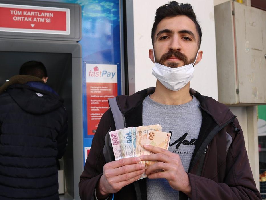 İşsiz genç ATM’de bulduğu parayı banka yetkililerine teslim etti