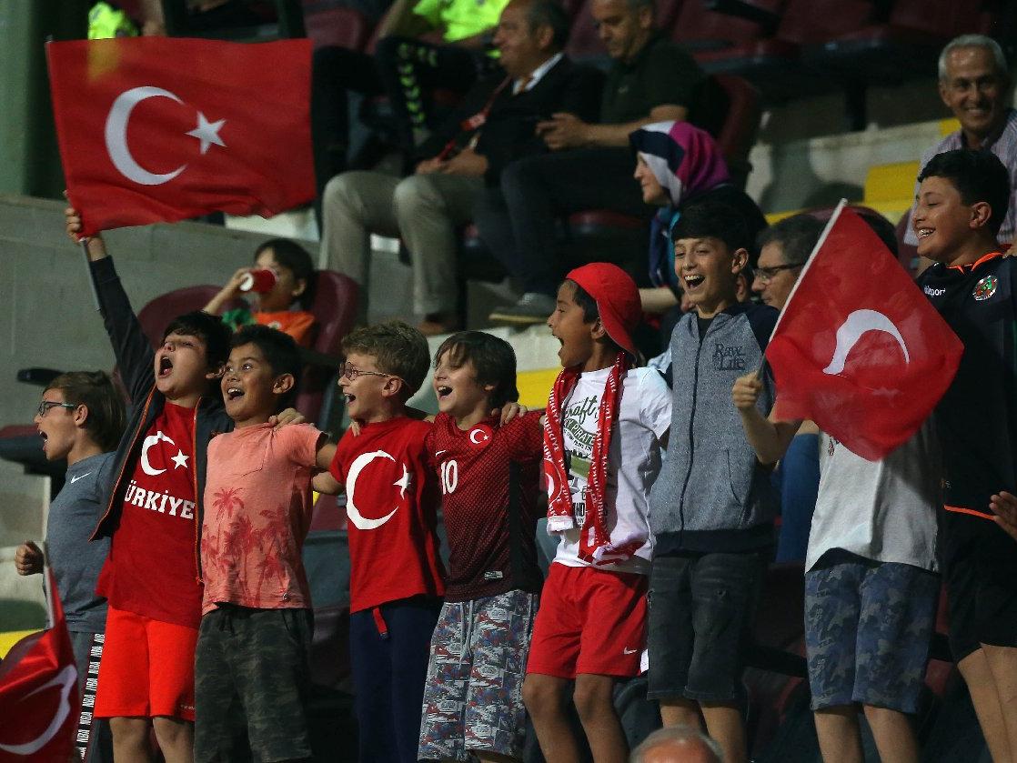 Türk halkının yüzde 36,4'ü futbolu birlikte izlemeyi özledi