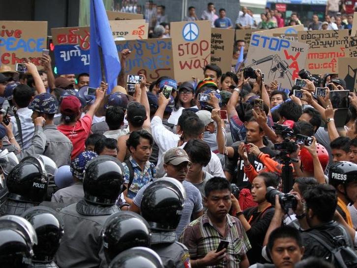 BM: Myanmar’daki protestolarda en az 18 kişi öldürüldü