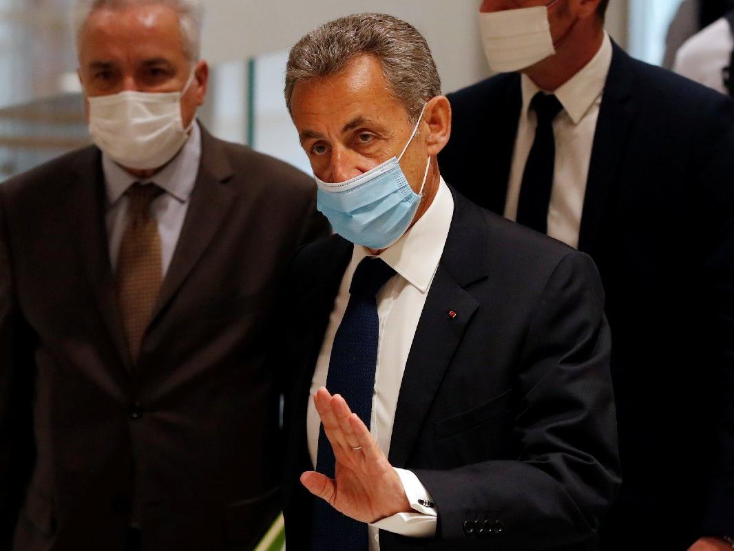 Sarkozy'e yolsuzluktan hapis cezası