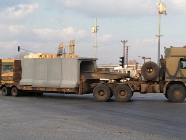 TSK'dan Suriye sınırına tank ve beton blok sevkiyatı