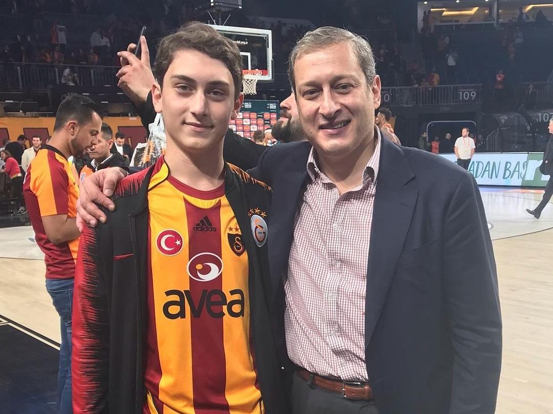 Galatasaray'ın başkan adayı Burak Elmas ekibini tanıttı