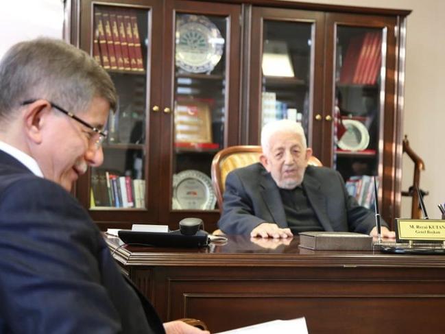 Ahmet Davutoğlu, Recai Kutan'ı ziyaret etti