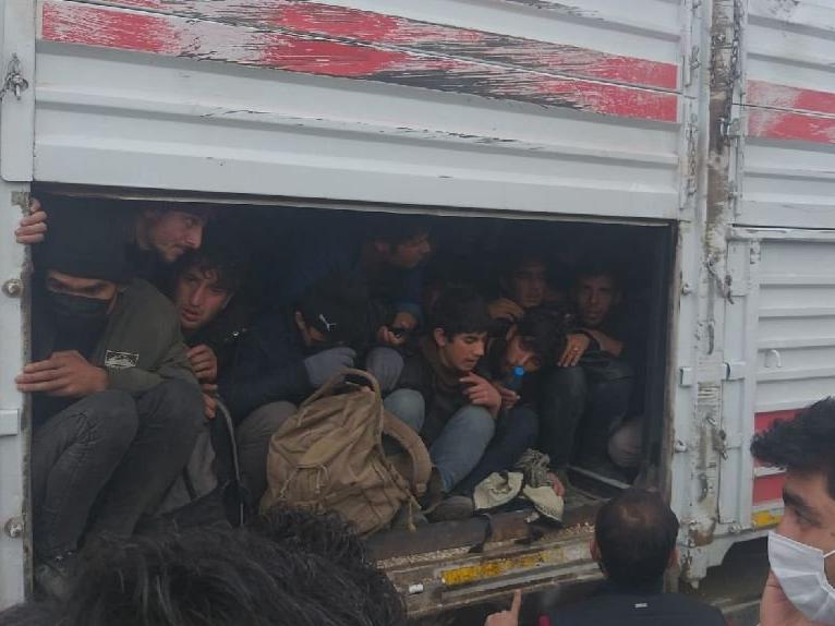 Kaza yapan TIR'dan 114 kaçak çıktı